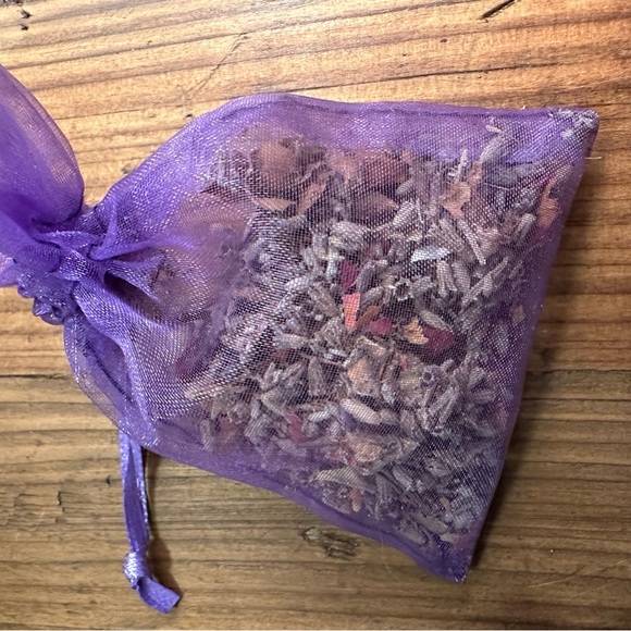 Blue Organza Sachet with Dried Botanicals - Picture 2 of 3